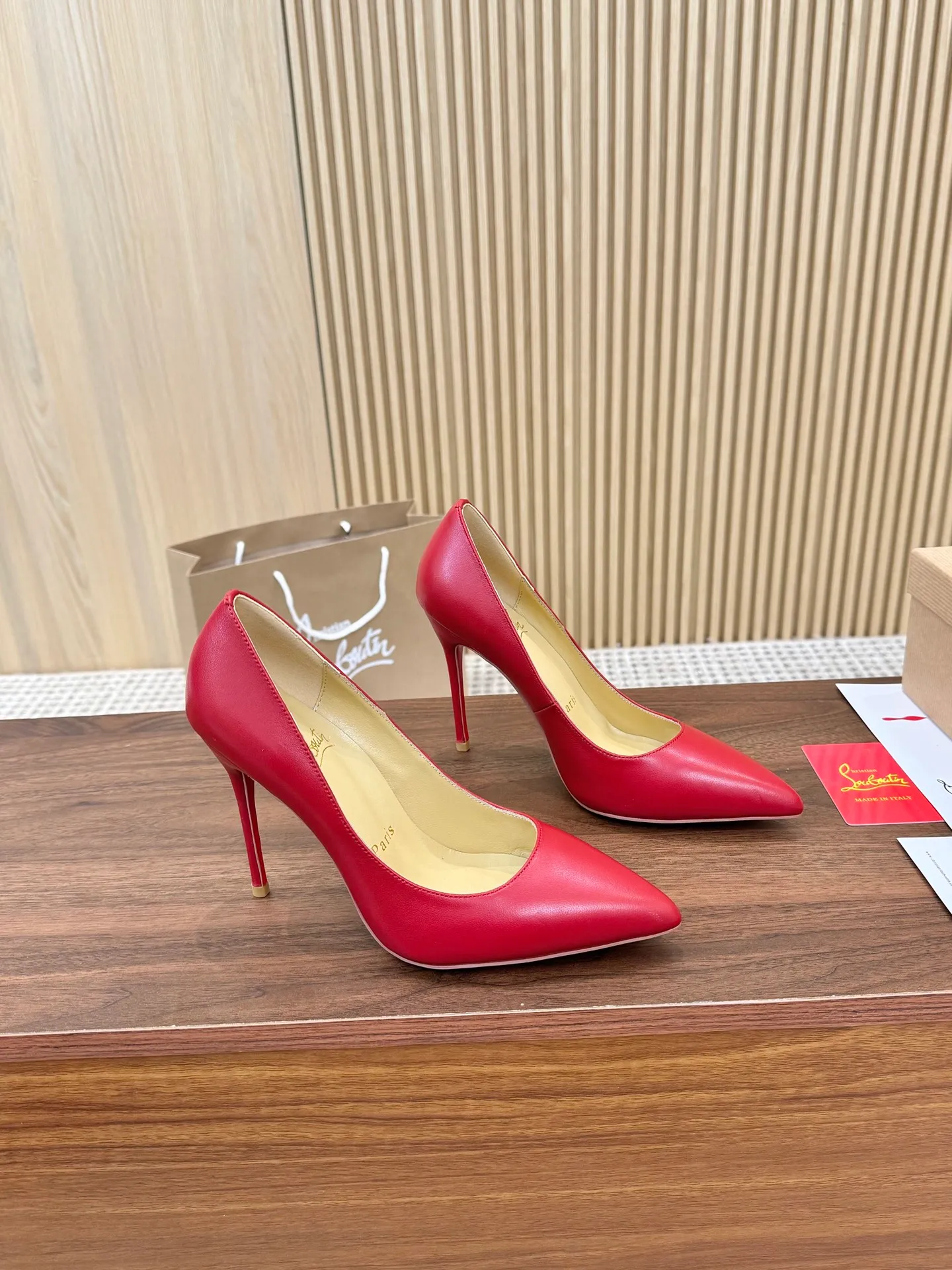 💕💕Factory direct selling price p440💕💕 Genuine leather sole +40 shipped all year round💝Christian Louboutin CL👠 "Imported cow patent leather💎Side hollow series" noble and luxurious, real blingbling👟👟 real materials, all customized by the pattern maker, and the materials are made of original customized materials to achieve the taste of the original 5 color options💍 Upper: Imported 👉cow patent leather💪 Lining: Sheepskin foot pad/lining Size: 34-40.41.42 Heel height: two options: 10.5cm and 8.5cm
